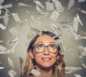 femme souriante avec beaucoup d'argent
