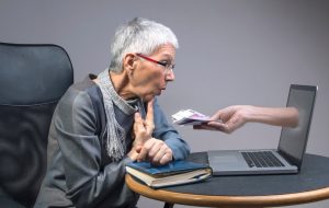 jacpot - main avec des billets sortant de lecran-casinosansdepots.fr