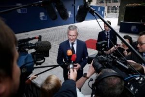 Bruno Le Maire devant des micros-FDJ