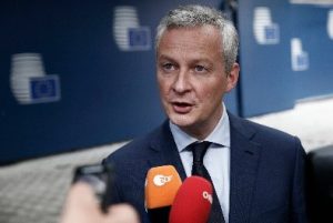 Bruno Le Maire interviewe a la radio